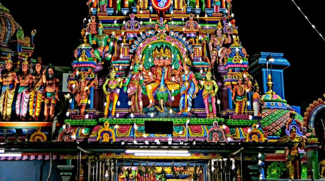 Un templo muy iluminado con múltiples estatuas y diseños intrincados.