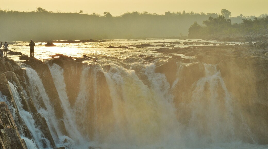 "We do not always choose the destination, sometimes the destination itself chooses us". This proverb actually proved right when I visited this incredible place. .
.
Yes, I am all set to experience another amazing beauty of our country. I am sure, the mesmerizing beauty of this place will simply wake your wanderlust. Stay connected to know more about this. .
#indiaclicks #yourshotphotographer #NGTDailyShot #Natgeotravel #CNtravelerindia #Beautifuldestinations #LonelyPlanetIndia #indiaclicks #theweekoninstagram #indiapictures #storiesofindia
#IncredibleIndia #_soi #igramming_india #indiatravel #indiatourism #travelrealindia #Lifewelltravelled #travelbug #traveladdict #travellife #travels #travelgram #instatravel #instatraveling #instapassport #travelblog #travelblogger #passionpassport #ilovetravel #historytv18india
#sunrise #sunset
#GoldenHour #troveron #troveontuesday #Lifeatexpedia