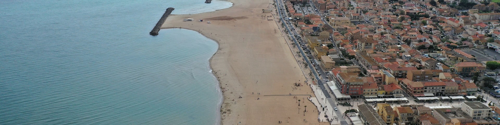 survol des plages de Valras plage sur la côte héraultaise dans le sud de la France en Occitanie
