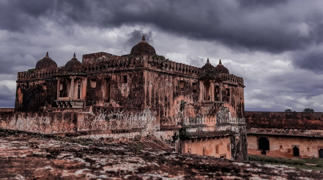 A palace located in Bihar rohtas district its name as rohtas fort it's one of haunted palace in India