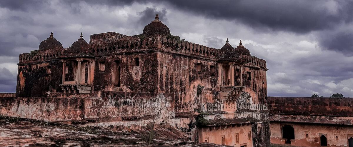 A palace located in Bihar rohtas district its name as rohtas fort it's one of haunted palace in India
