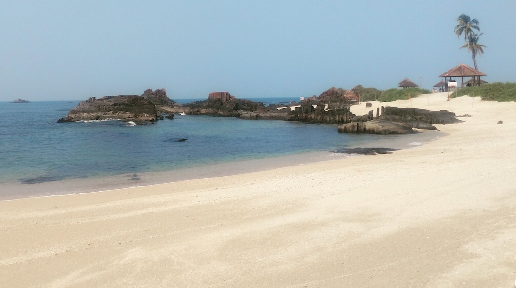 A good place to visit on a sunny day. It has coconut lagoons and water sports facility. It's a small island and can be reached via a fiery boat from malpe beach.