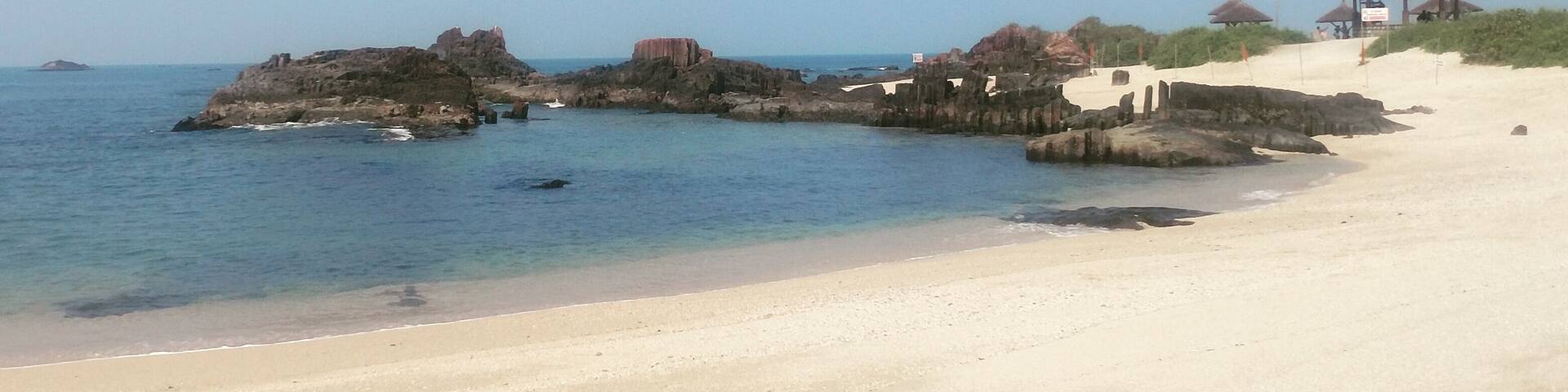 A good place to visit on a sunny day. It has coconut lagoons and water sports facility. It's a small island and can be reached via a fiery boat from malpe beach.