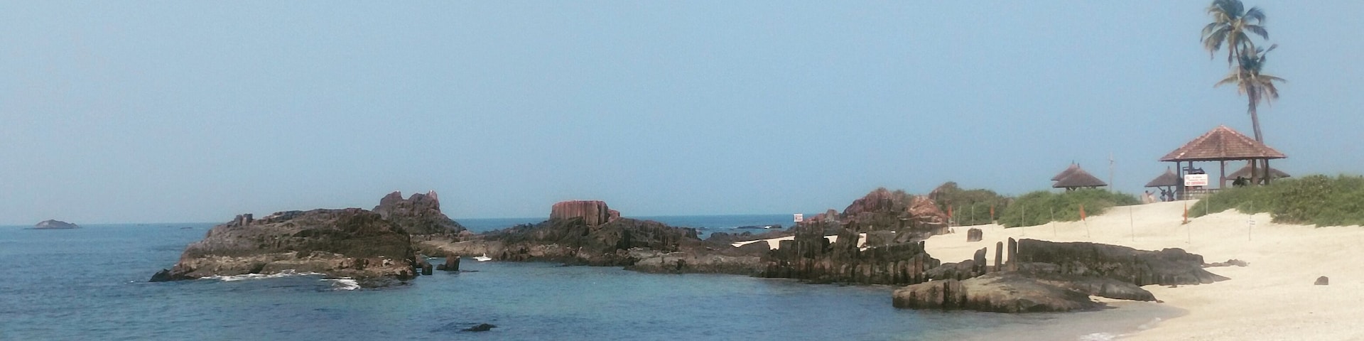 A good place to visit on a sunny day. It has coconut lagoons and water sports facility. It's a small island and can be reached via a fiery boat from malpe beach.