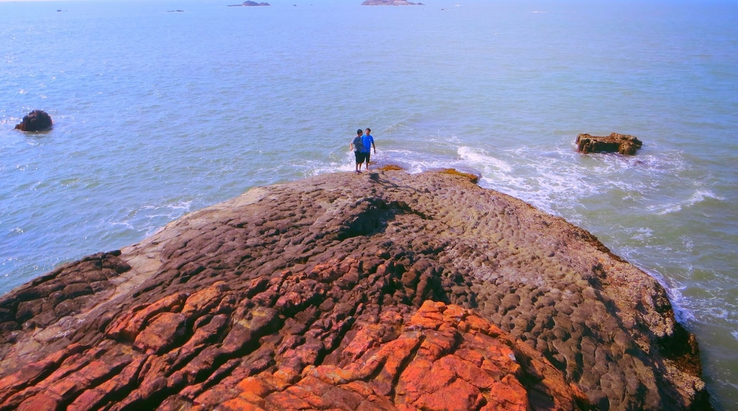Secluded island in Karnataka. The rock cuts are hexagonal and the sea bed is full of sea shells.
#WeekendGetaway