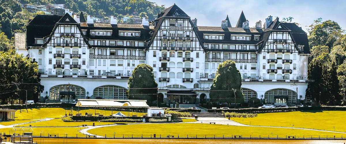 Palácio Quitandinha
Ou Hotel Quitandinha é um palácio brasileiro, localizado no bairro Quitandinha na Zona Sul de Petrópolis. Foi construído para ser o maior cassino hotel da América do Sul.