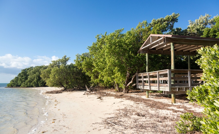 D1TFGW Beautiful Anne's Beach in summer with deck in Lower Matecumbe Key, Florida Keys, USA
