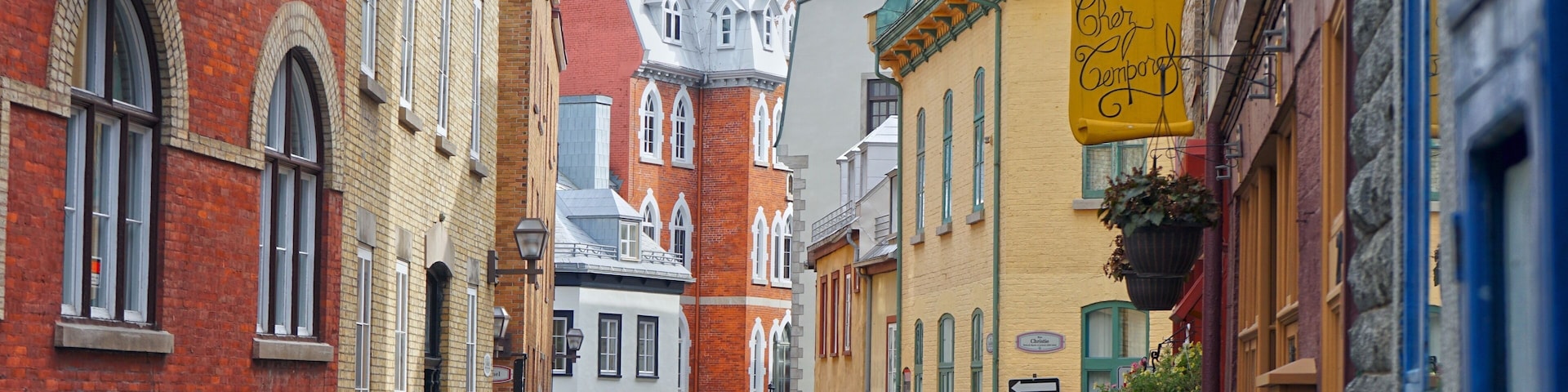 Steps away from the curious crowds on rue Saint-Jean in Old Quebec City, rue Couillard is a quiet street with charming historic buildings, Épicerie de la rue Couillard, and Chez Temporel, a café oozing with #History — once inside, cell phone signals weaken immediately due to its super thick walls!
