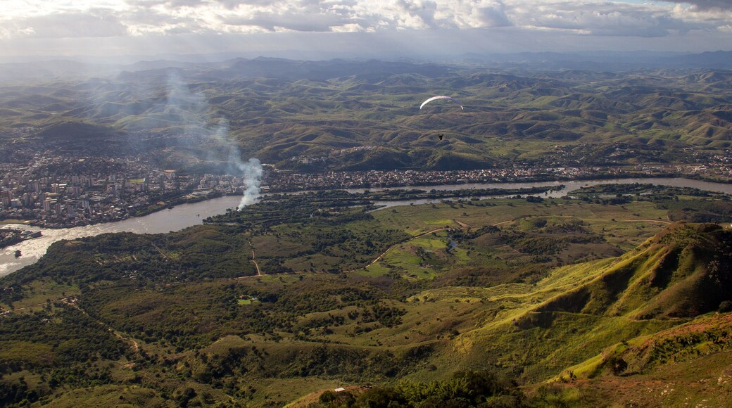 Paisagem aérea em Governador Valadares com Paraglider e pico do ibituruna e vale do rio Doce