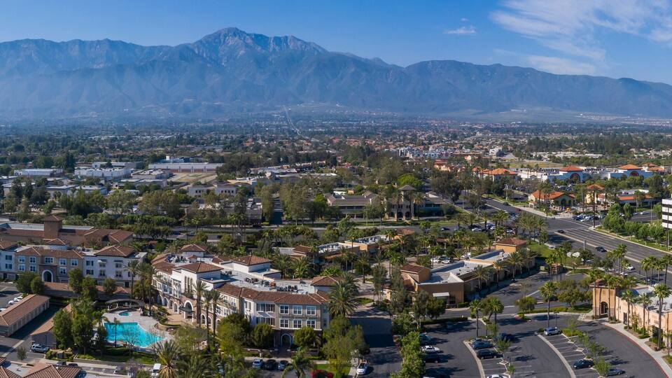 Un barrio residencial con una gran montaña al fondo.