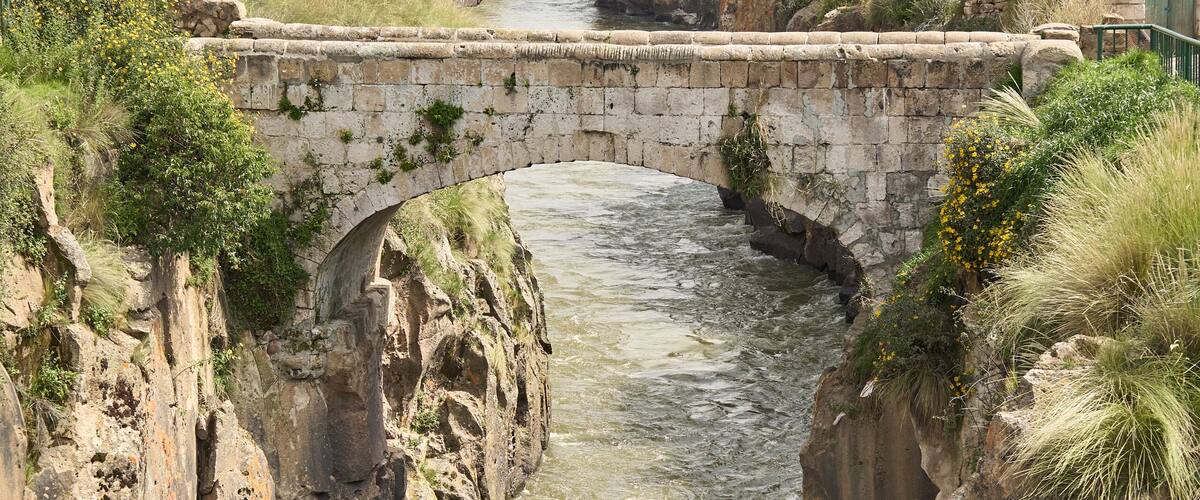The Colonial Bridge of Apachaco is also called Machu Bridge. It is located 18 km southwest of the district of Yauri in the town of Coporaque, Espinar province.