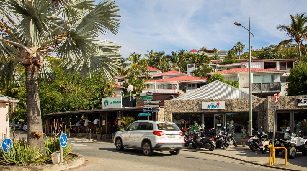 Saint-Jean showing a small town or village