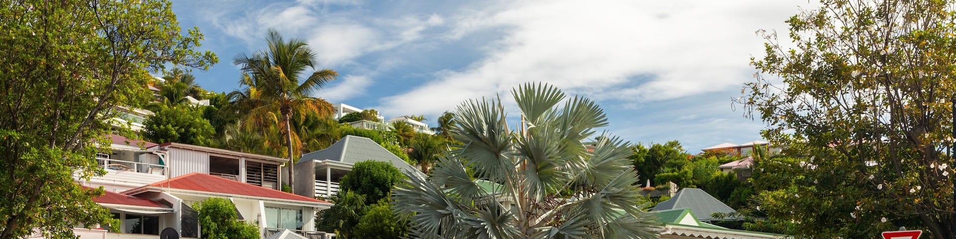 Saint-Jean showing a small town or village