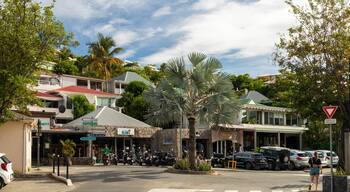 Saint-Jean showing a small town or village