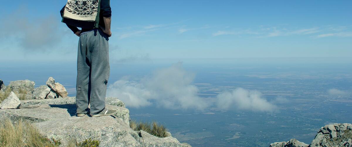 Alpinista contemplando el paisaje desde la cima del Cerro Negro en Córdoba