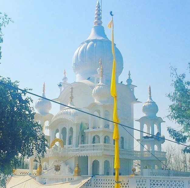 This was an area in Punjab, India called Guru Ki Ghagon. This is a Sikh Gurdwara where people go to worship #punjab #india #travel #architecture #travelgirl #traveldiary #girlswhotravel