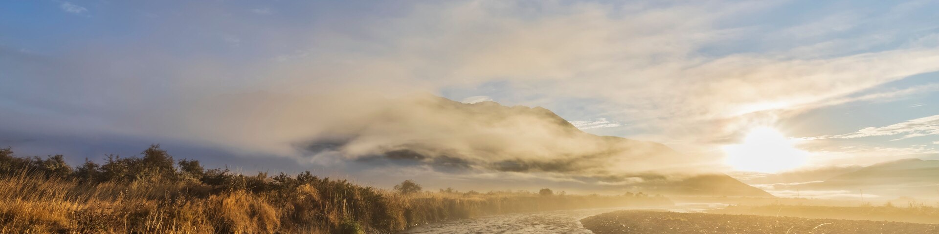 New Zealand, Grey District, Inchbonnie, Sun rising over Waimakariri River in Arthurs Pass National Park