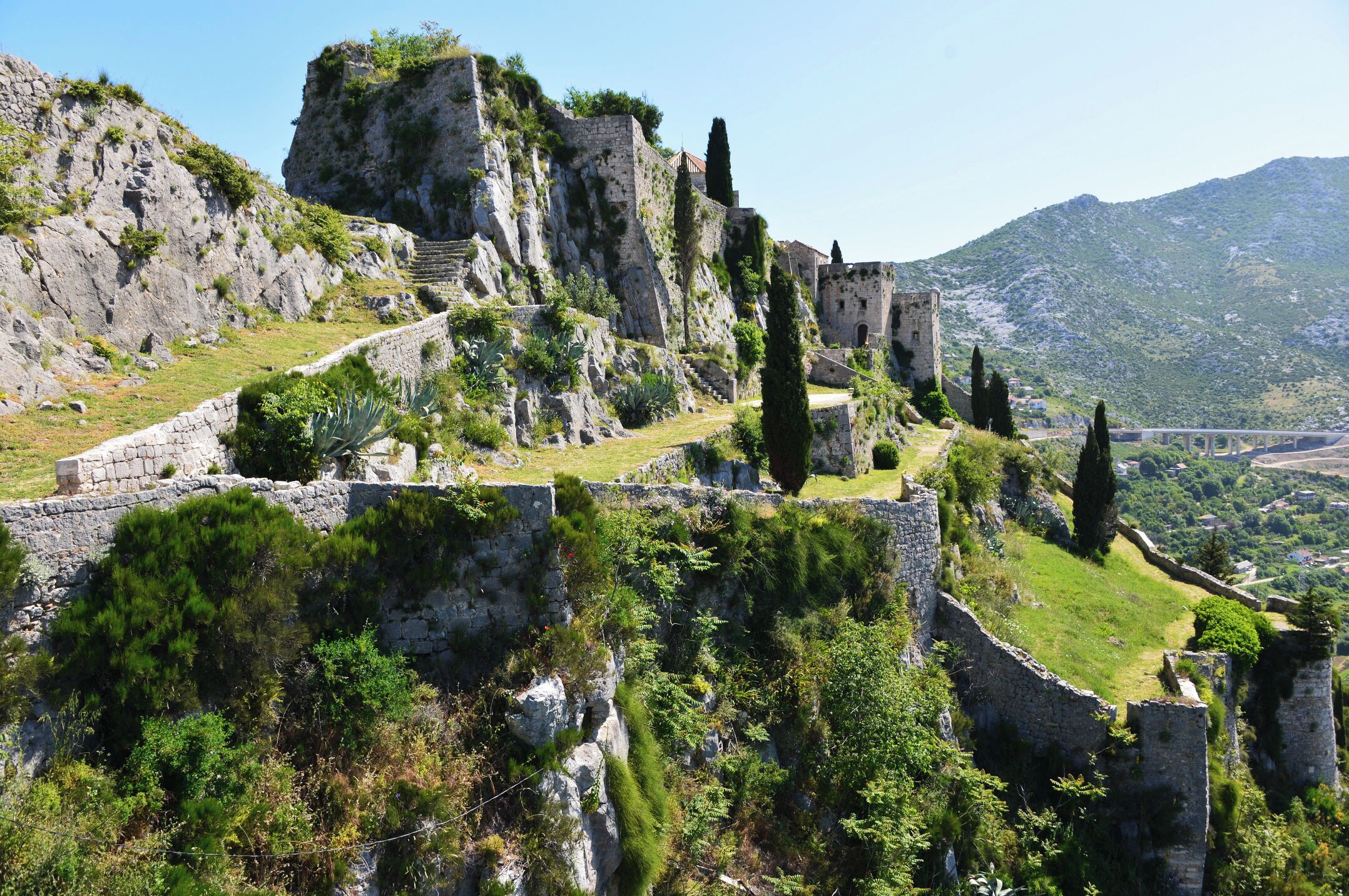 Trdnjava v mestecu Klis v bližina Splita. Za vse ljubitelje Game of thrones serije obvezen postanek. Pa še lep razgled na Split ... 

#Kliss #Fortress #Croatia #Dalmatia #Split #GamesOfThrones #filming #location #Balkan #RoadTrip
