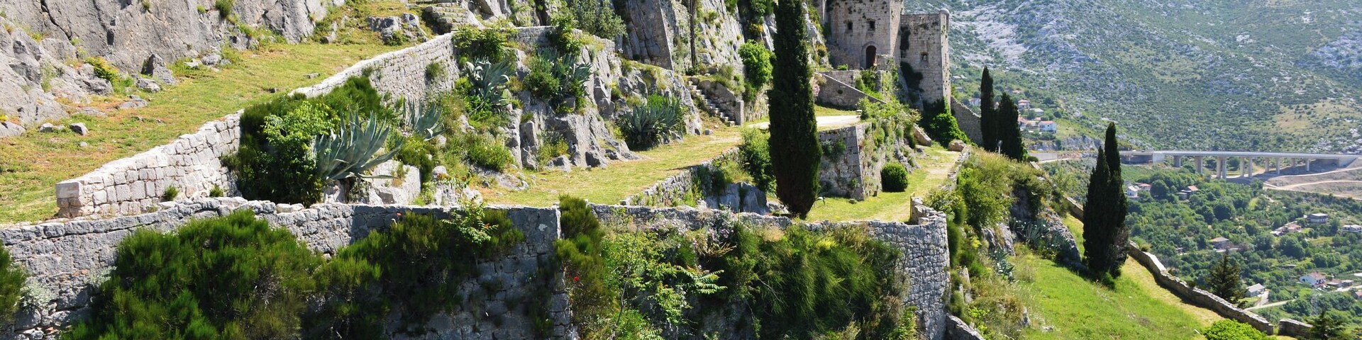 Trdnjava v mestecu Klis v bližina Splita. Za vse ljubitelje Game of thrones serije obvezen postanek. Pa še lep razgled na Split ... 
#Kliss #Fortress #Croatia #Dalmatia #Split #GamesOfThrones #filming #location #Balkan #RoadTrip