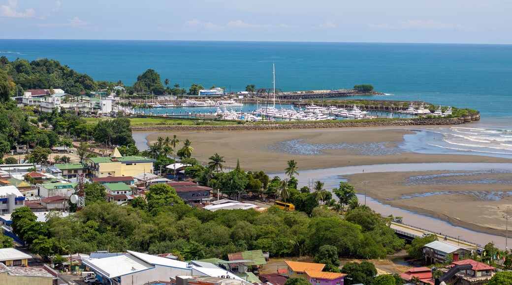 Quepos, Costa Rica. Vista desde mirador en el centro de Quepos, al fonfo la Marina Pez Vela y demás edificaciones del cantón.