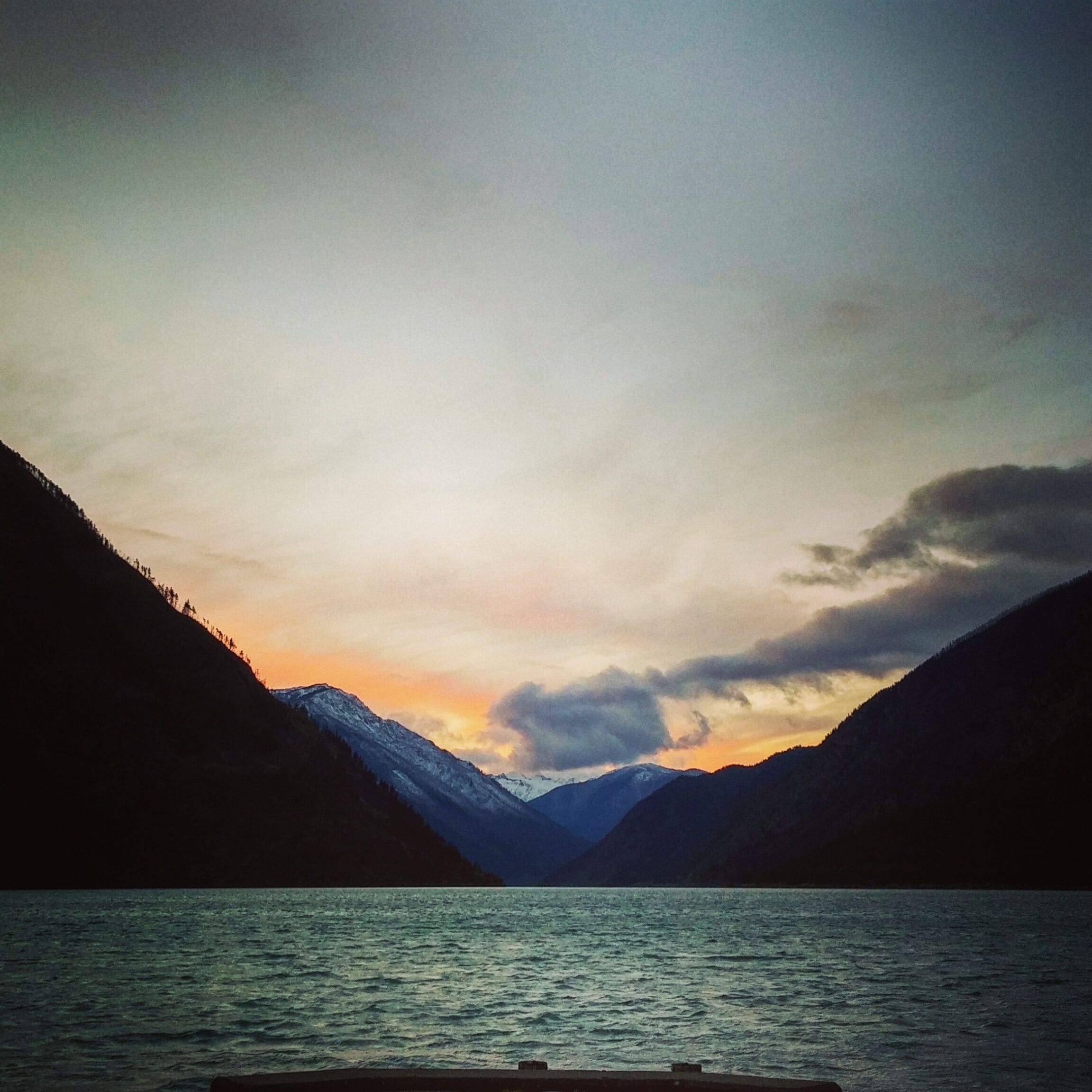 Watched the sun set tonight at Set on Lake. Make sure to take the road that leads you right to the waters edge. There's a nice little beach and several picnic tables to enjoy. Rest rooms are also available.