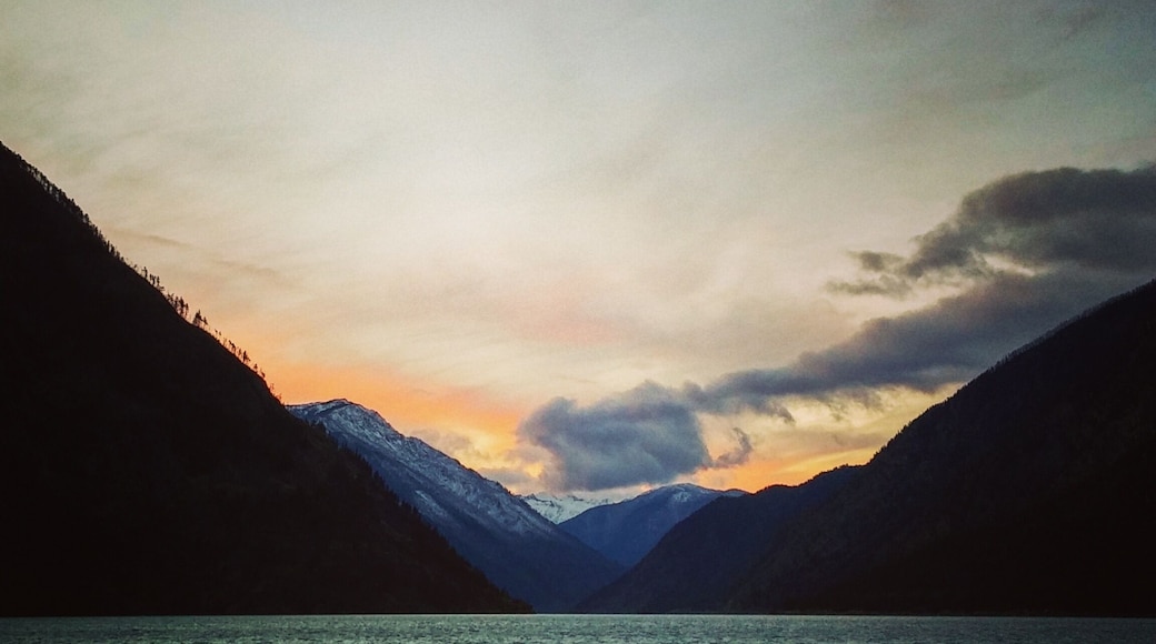 Watched the sun set tonight at Set on Lake. Make sure to take the road that leads you right to the waters edge. There's a nice little beach and several picnic tables to enjoy. Rest rooms are also available.
