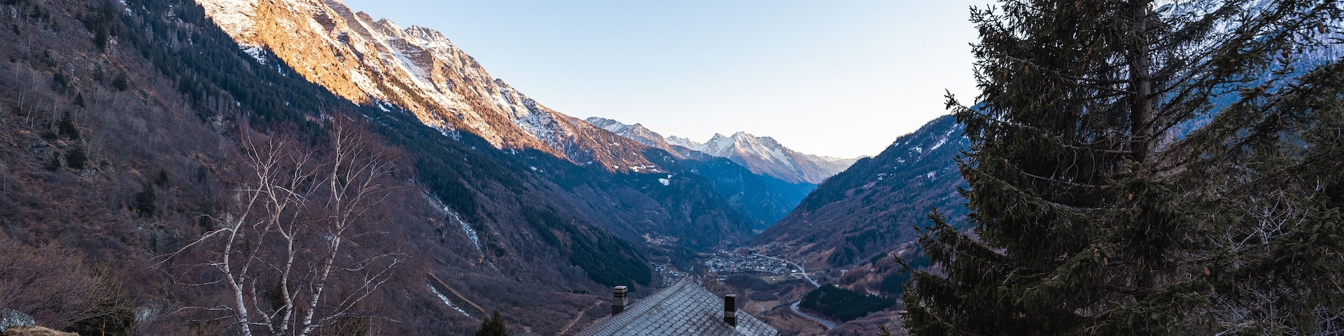 Graubünden im Februar, Region Moesa. Europastrasse 43 E43. Blickpunkt Parking Camou San-Bernardino-Pass