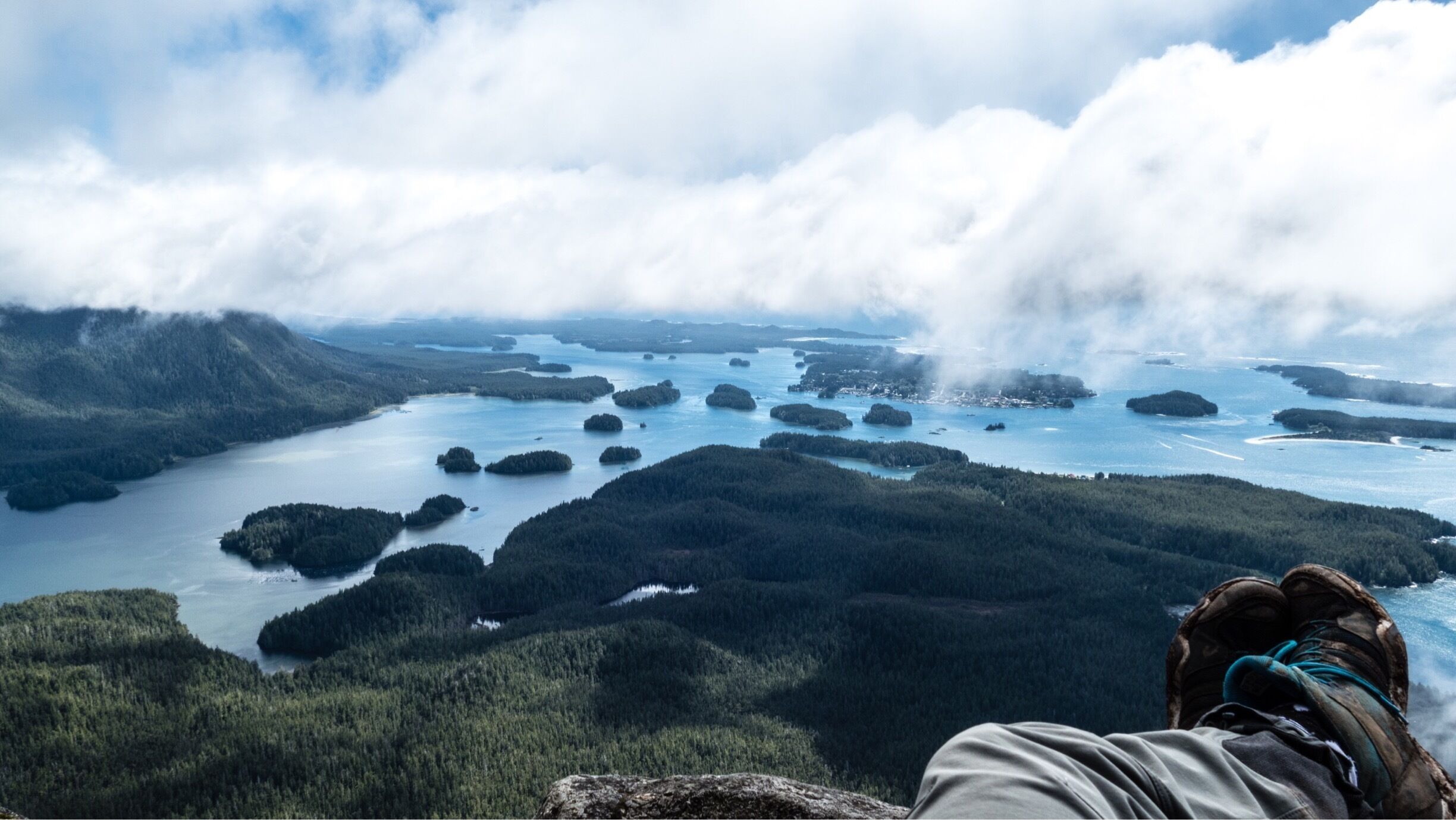 Lone Cone, 30 minute water taxi ride away from Tofino is the end of an 1,5h, 700m evaluation hike.
#hiking #mountain #outdoors #nature