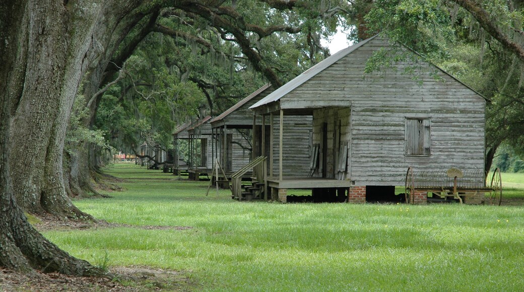 Slave cabins at Evergreen Plantation, located on the west side of the Mississippi River in St. John the Baptist Parish, constructed in 1790, Wallace, Louisiana, USA.