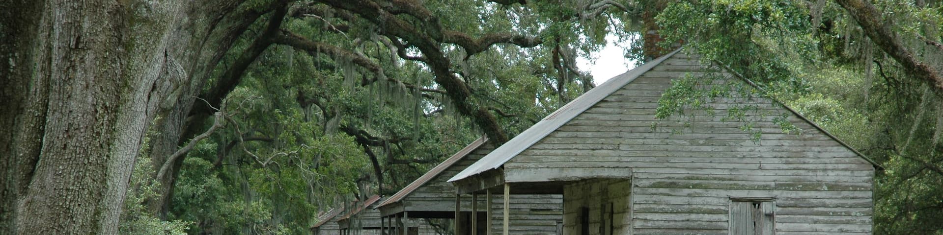 Slave cabins at Evergreen Plantation, located on the west side of the Mississippi River in St. John the Baptist Parish, constructed in 1790, Wallace, Louisiana, USA.