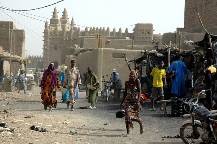 Once a week there is the market of Djenne.A lot of people from all the villages around Djenne come to the market and it's very colorful and great.