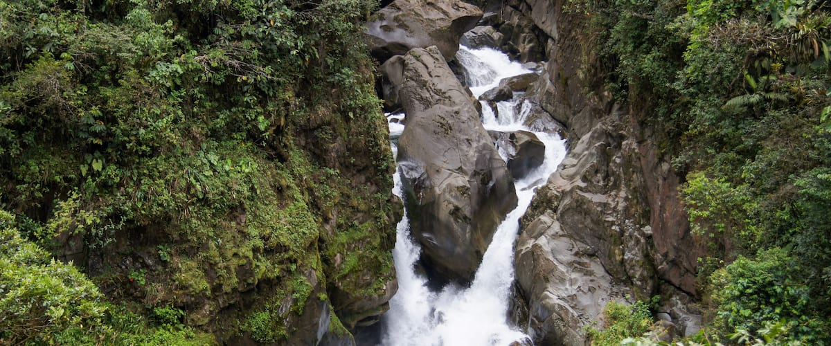 Paisaje ecuatoriano del Cantón Baños, Cascada impresionante en los andes, llamada pailón del diablo.
