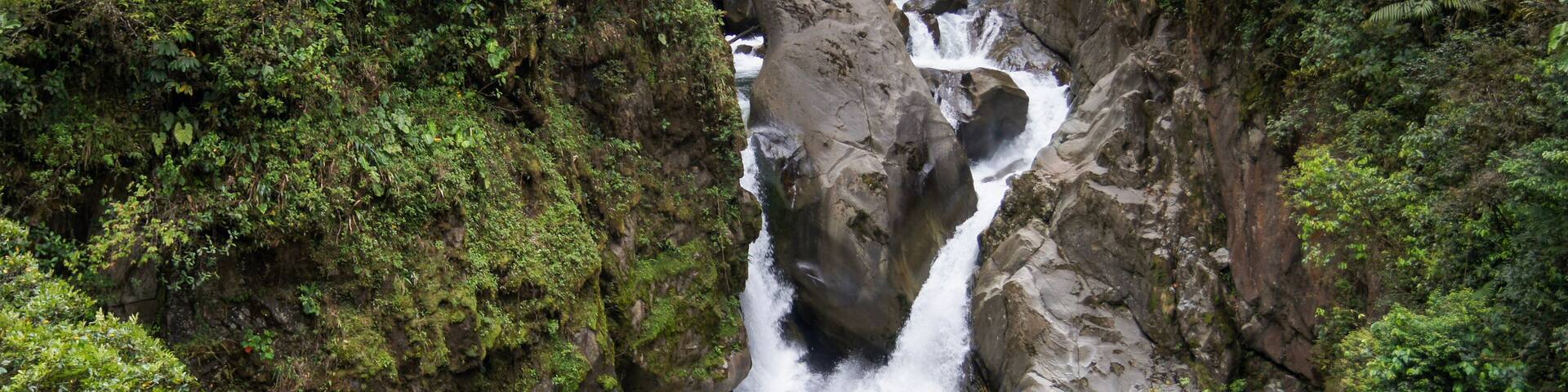 Paisaje ecuatoriano del Cantón Baños, Cascada impresionante en los andes, llamada pailón del diablo.