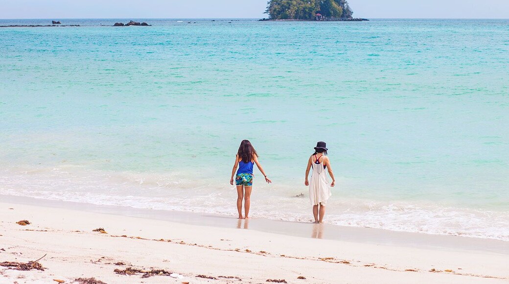 After visiting Snake Island (20 minutes by boat from Pulau Tiga) we stopped at a small sand-island. 15 minutes of enjoying the water, the sun and just hanging out.
There was a lot of garbage on the small island and that makes me sad. Why can't people just pick up their own garbage and take it with them when they leave? Because if nobody does, then all the islands will eventuelly be ruined :(