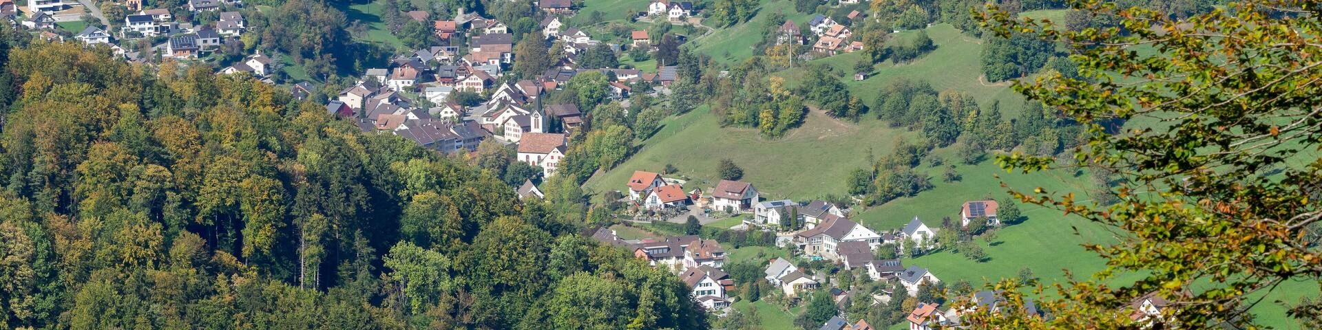Vue panoramique sur la commune de Reigoldswil au fond de la vallée de Frenke en Suisse.