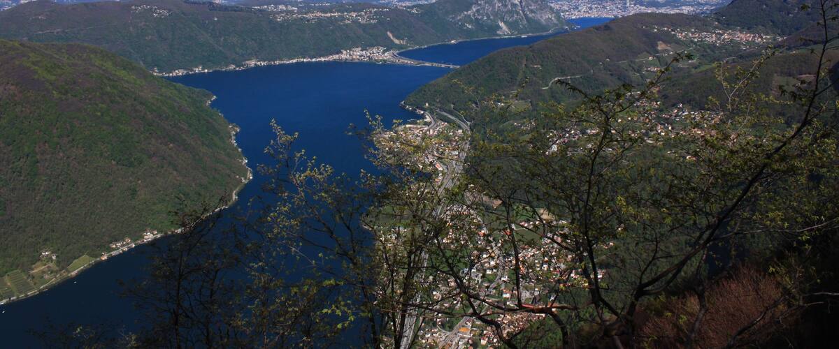 Der Lago di Lugano gesehen vom SĂŒdhang des Monte Generoso oberhalb von Mendrisio / Somazzo. In der Ferne liegt die "Heimliche" Hauptstadt des Schweizer Kantons Tessin , Lugano.