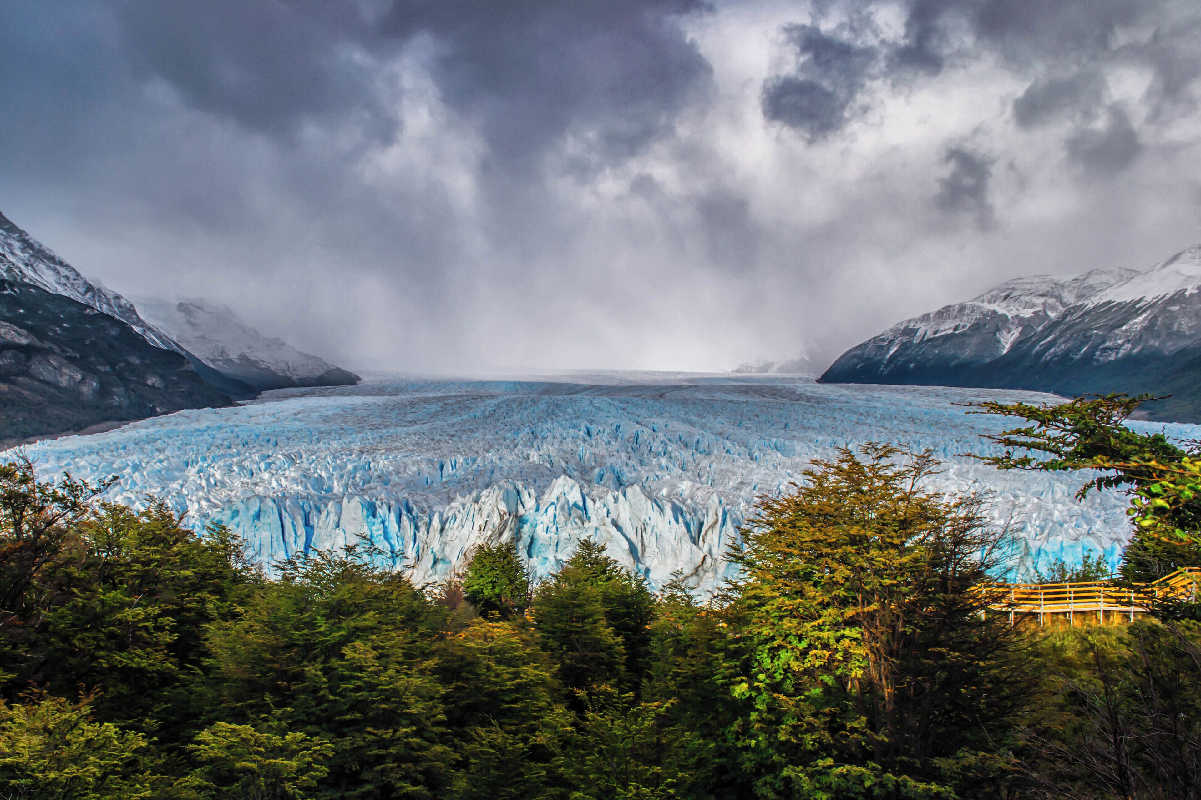This incredible view is very accesible to everyone. 

#BvSPatagonia
#losglaciares
#patagonia
