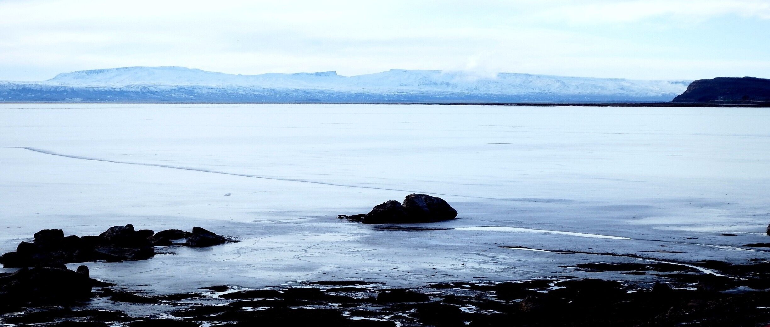 Lago Argentino congelado no inverno. Cidade de El Calafate, Argentina.