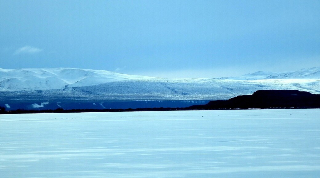 Lago Argentino, na cidade de El Calafate, no inverno. Ao fundo os Andes.