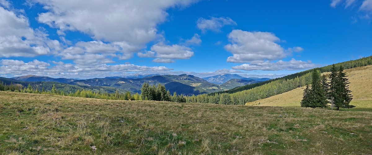 Fernsicht auf den Schneeberg, Rax, Sonnwendstein und Stuhleck,