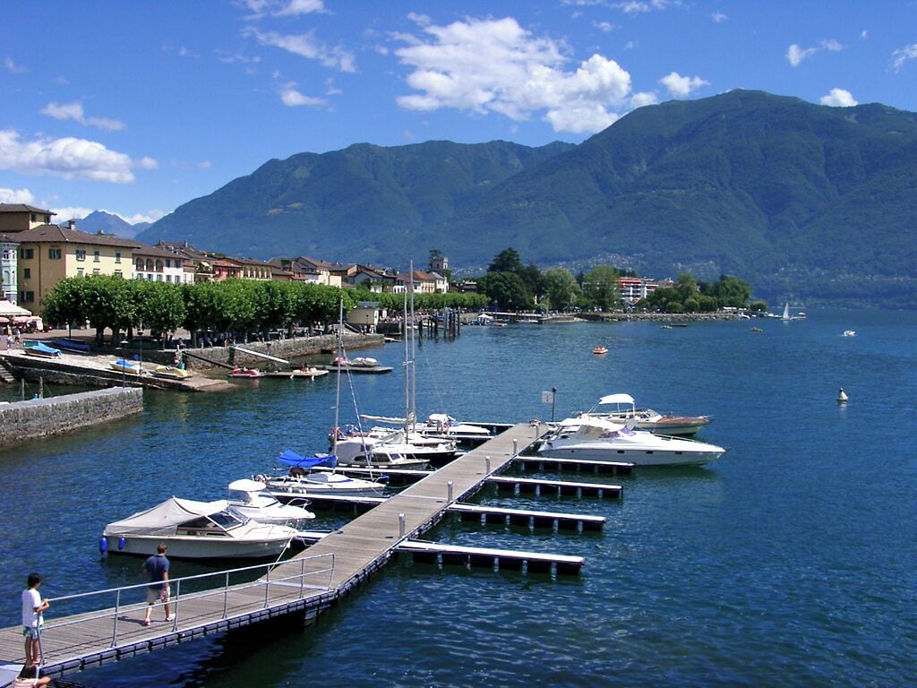 An der Flanierpromenade von Ascona am Lago Maggiore im Schweizer Kanton Tessin.Im Hintergrund geht der Blick zum Monte Gambarogno.