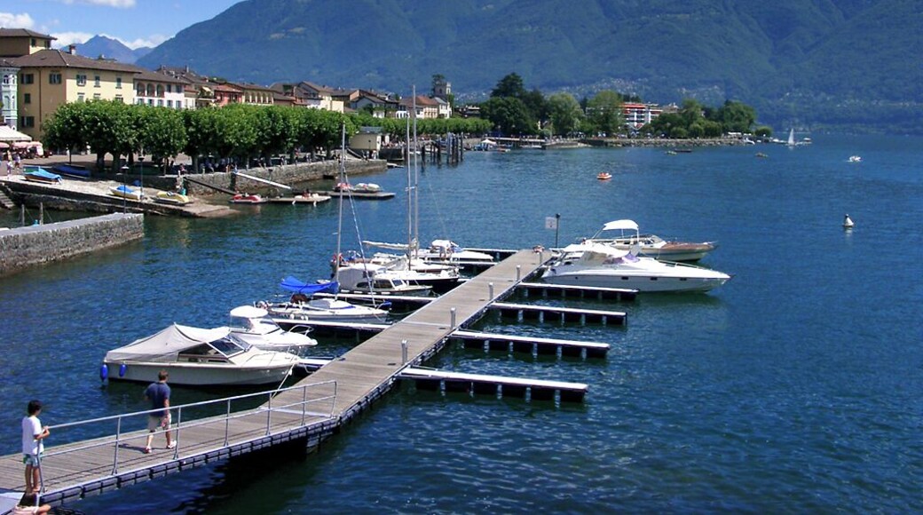 An der Flanierpromenade von Ascona am Lago Maggiore im Schweizer Kanton Tessin.Im Hintergrund geht der Blick zum Monte Gambarogno.