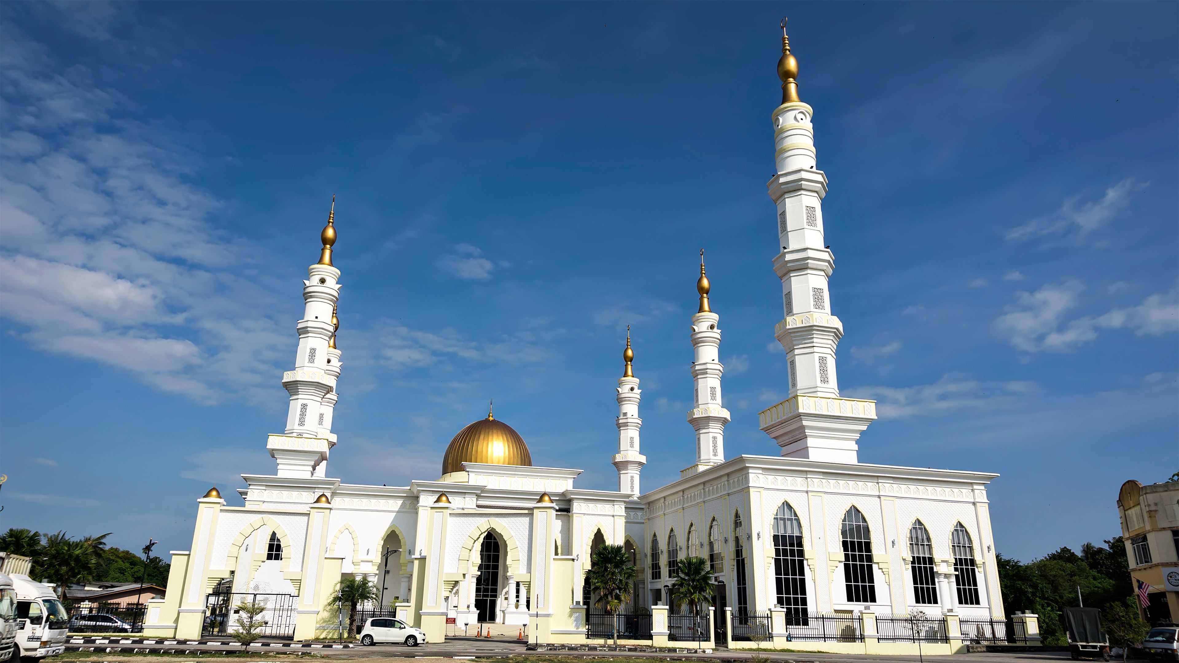Une mosquée dotée d’un dôme doré et de plusieurs minarets.