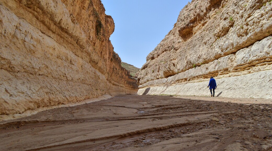 femme marchant dans le canyon, Mides, Tunisie, Avril 2017