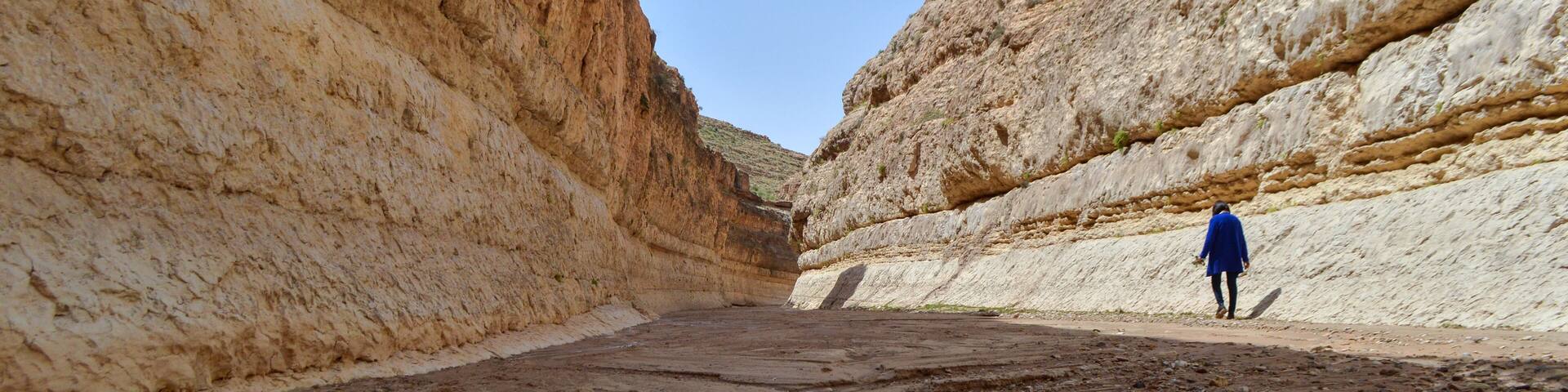femme marchant dans le canyon, Mides, Tunisie, Avril 2017