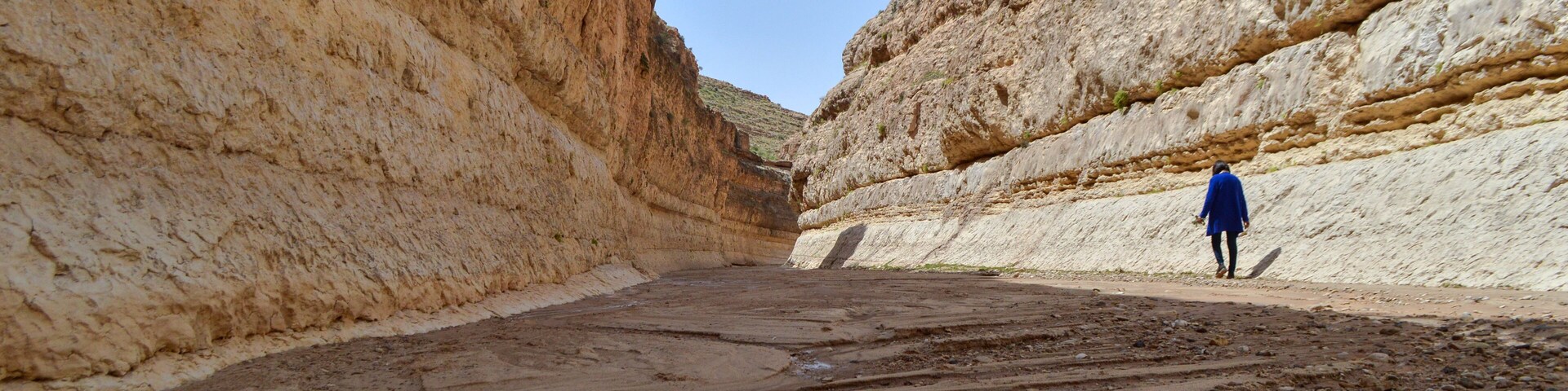 femme marchant dans le canyon, Mides, Tunisie, Avril 2017