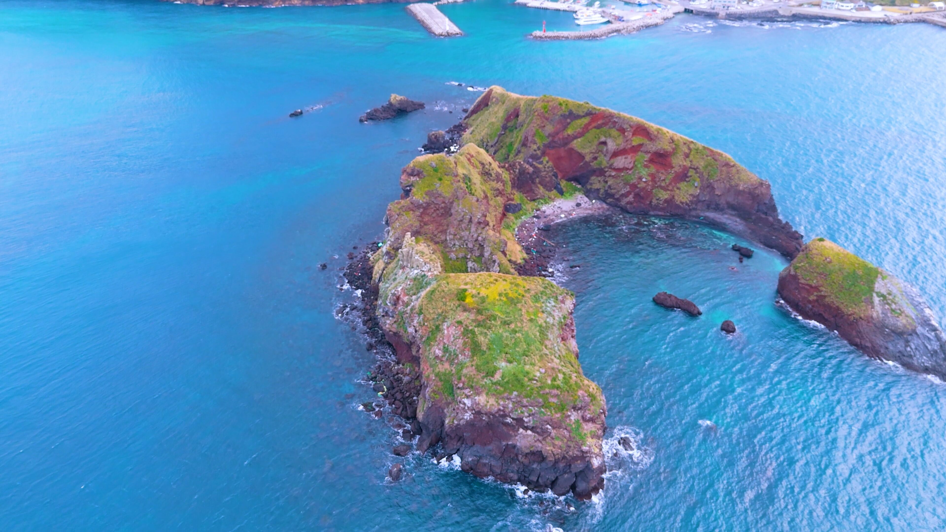 The beautiful island, Chagwido Island, and Wawa of Jeju Island in Korea are taken with drones from the sky, the sea, waves, and beautiful nature