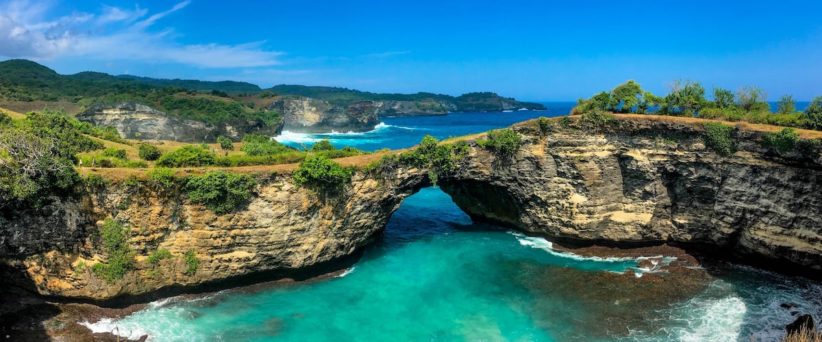 Panoramic view of broken beach in Nusa Penida, Bali, Indonesia. Blue Sky, Turquoise Water. ; Shutterstock ID 659480272; Purchase Order: SP-2026; Order Number: SP-2026 Go Guide images research for Bali (Indonesia); Client/Licensee: Hotels.com; Other: Lee Ban Twan