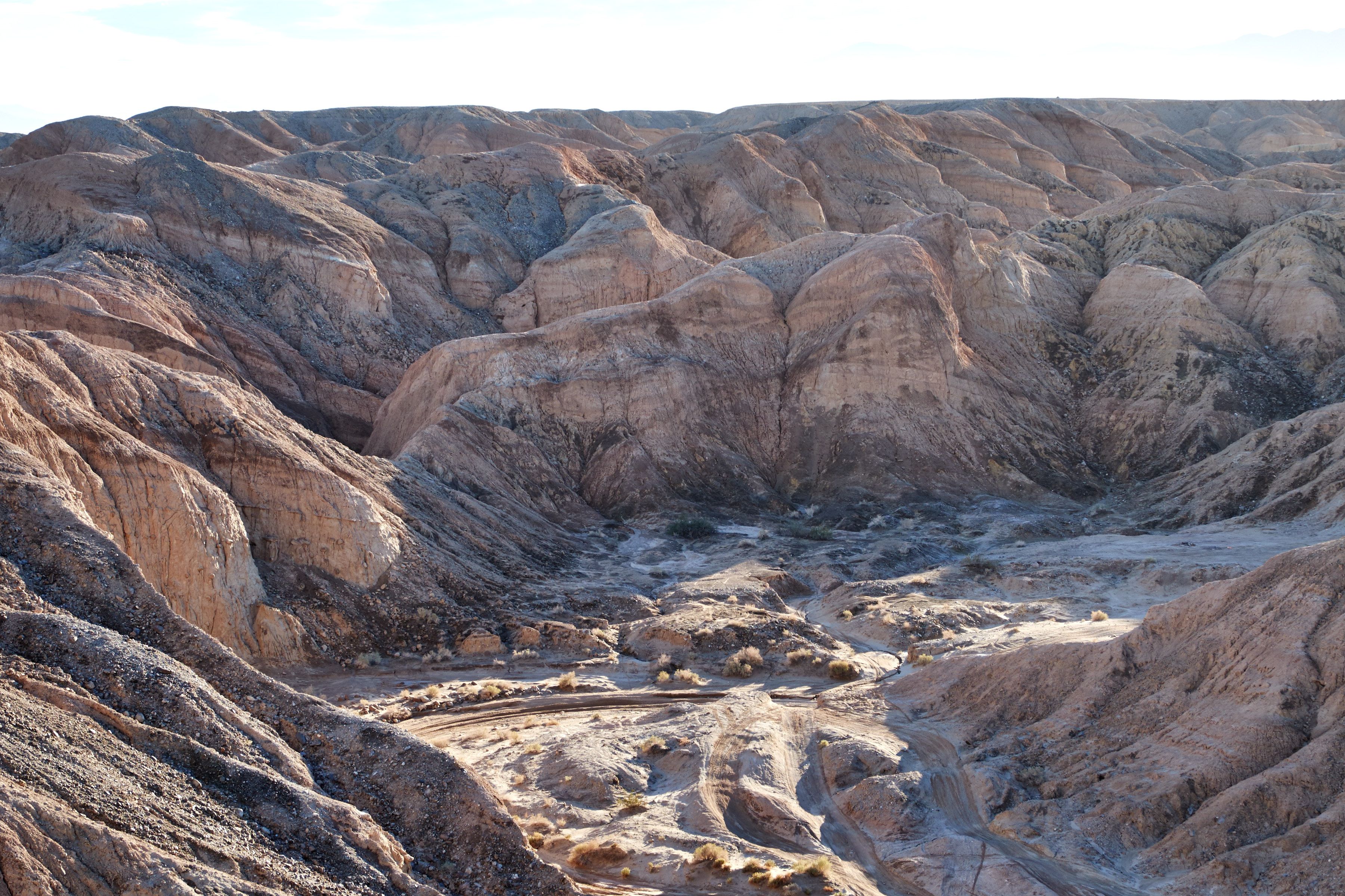 Un paisaje accidentado y erosionado, con acantilados escarpados y un valle estrecho.