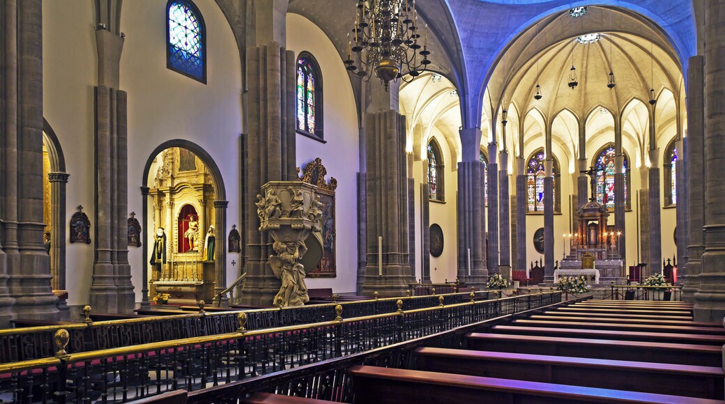 Hauptschiff, Hauptaltar und linkes Seitenschiff der Kathedrale in La Laguna